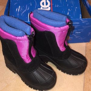 Toddler Snow boots. Like new size 8